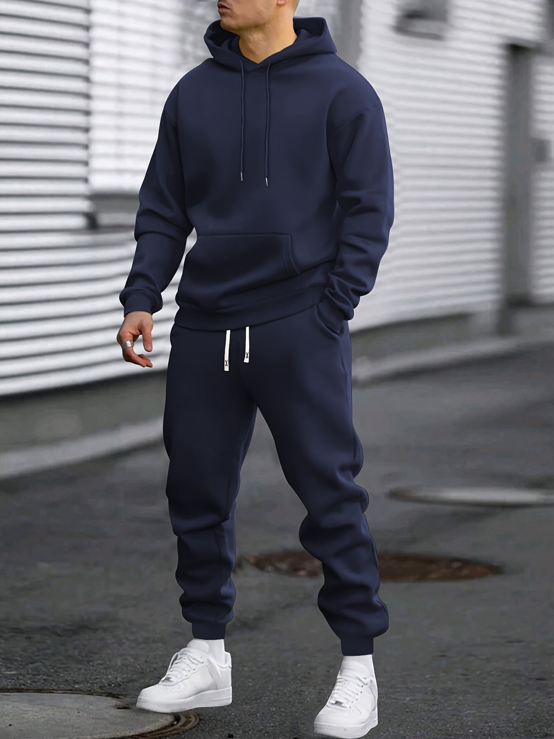 Mann in marineblauem Jogginganzug aus Hoodie und Jogginghose | Chaps Herrenmode