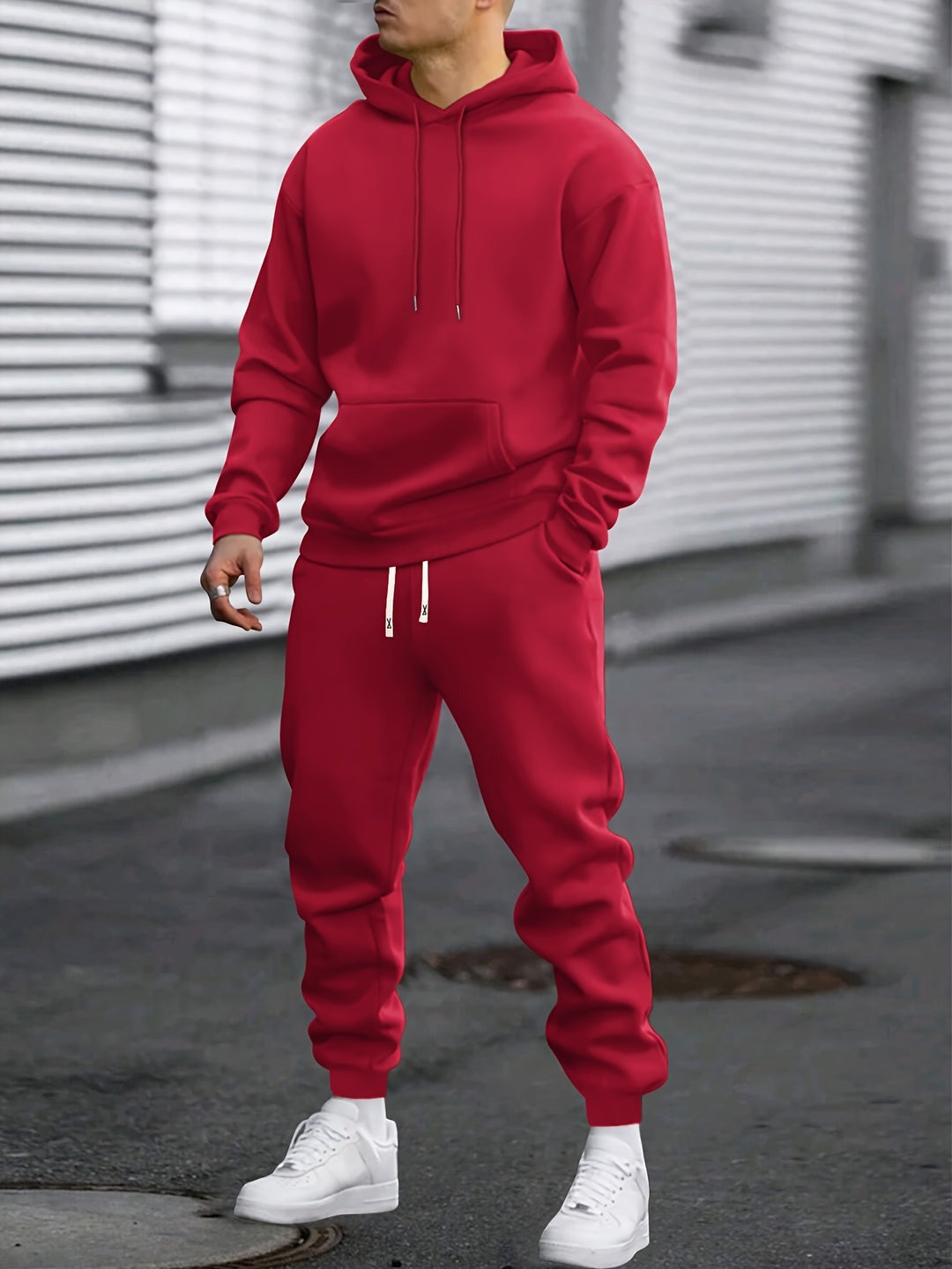 Mann in rotem Jogginganzug aus Hoodie und Jogginghose | Chaps Herrenmode