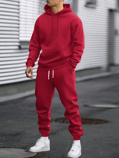 Mann in rotem Jogginganzug aus Hoodie und Jogginghose | Chaps Herrenmode