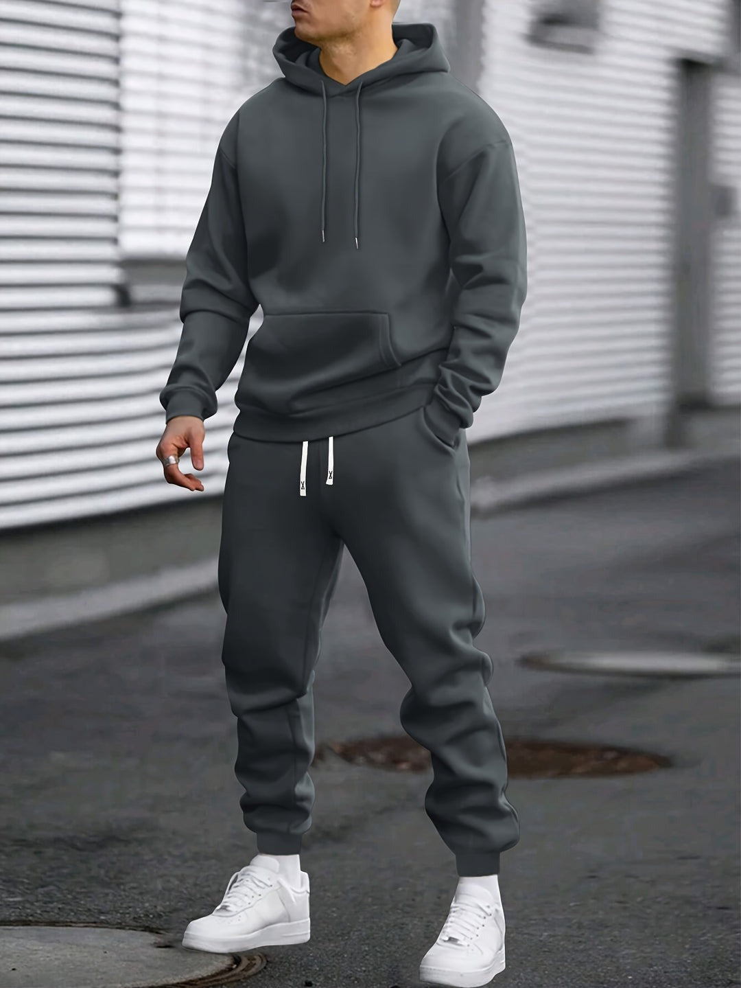 Mann in dunkelgrauem Jogginganzug aus Hoodie und Jogginghose | Chaps Herrenmode