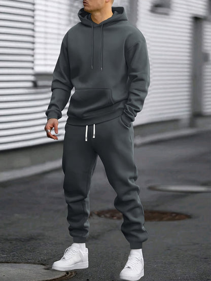 Mann in dunkelgrauem Jogginganzug aus Hoodie und Jogginghose | Chaps Herrenmode