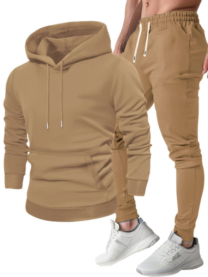Khakifarbener Kapuzenpullover neben der passenden Jogginghose | Chaps Herrenmode
