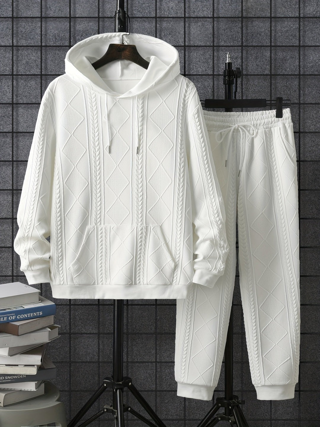 Weißer strukturierter Hoodie und passende Jogginghose auf Bügeln, Vorderansicht | Chaps Herrenmode