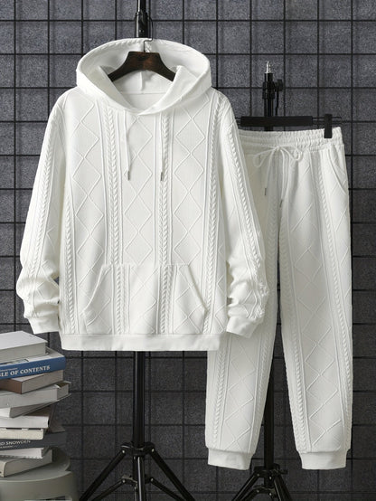 Weißer strukturierter Hoodie und passende Jogginghose auf Bügeln, Vorderansicht | Chaps Herrenmode