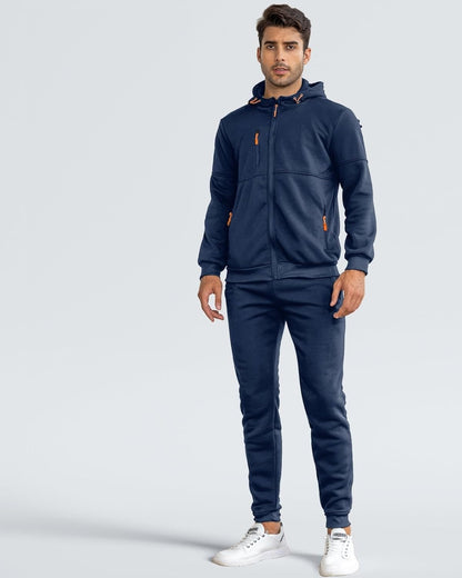 Mann in marineblauer Kapuzenjacke und Jogginghose, Vorderansicht | Chaps Herrenmode