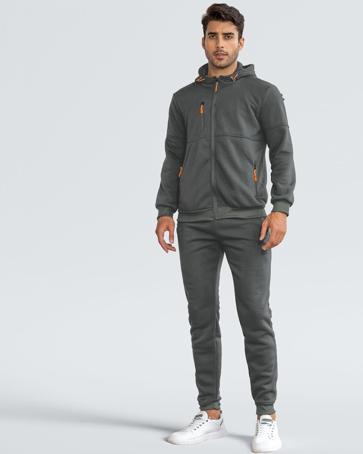 Mann in dunkelgrauer Kapuzenjacke und Jogginghose, Vorderansicht | Chaps Herrenmode