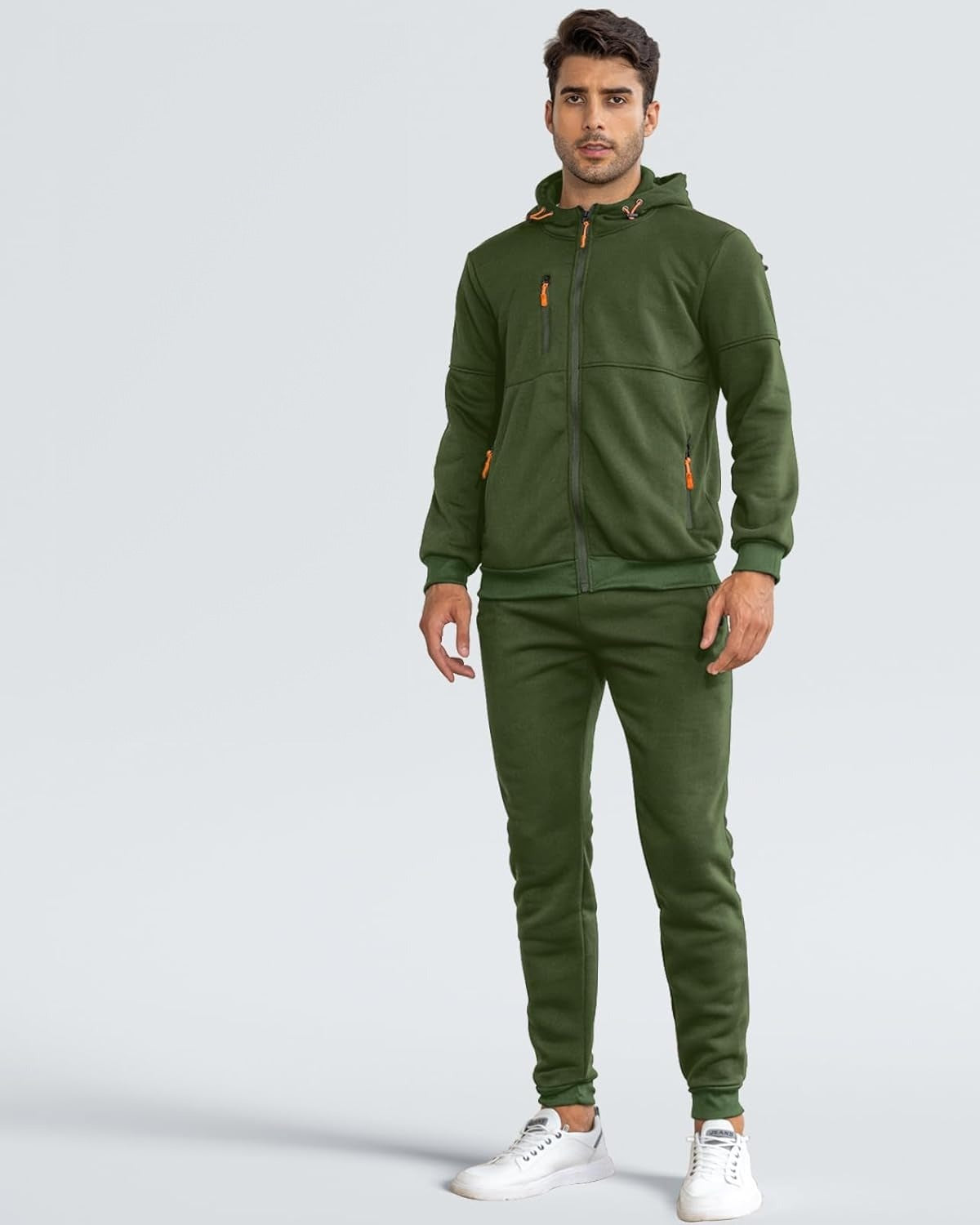 Mann in grüner Kapuzenjacke und Jogginghose, Vorderansicht | Chaps Herrenmode
