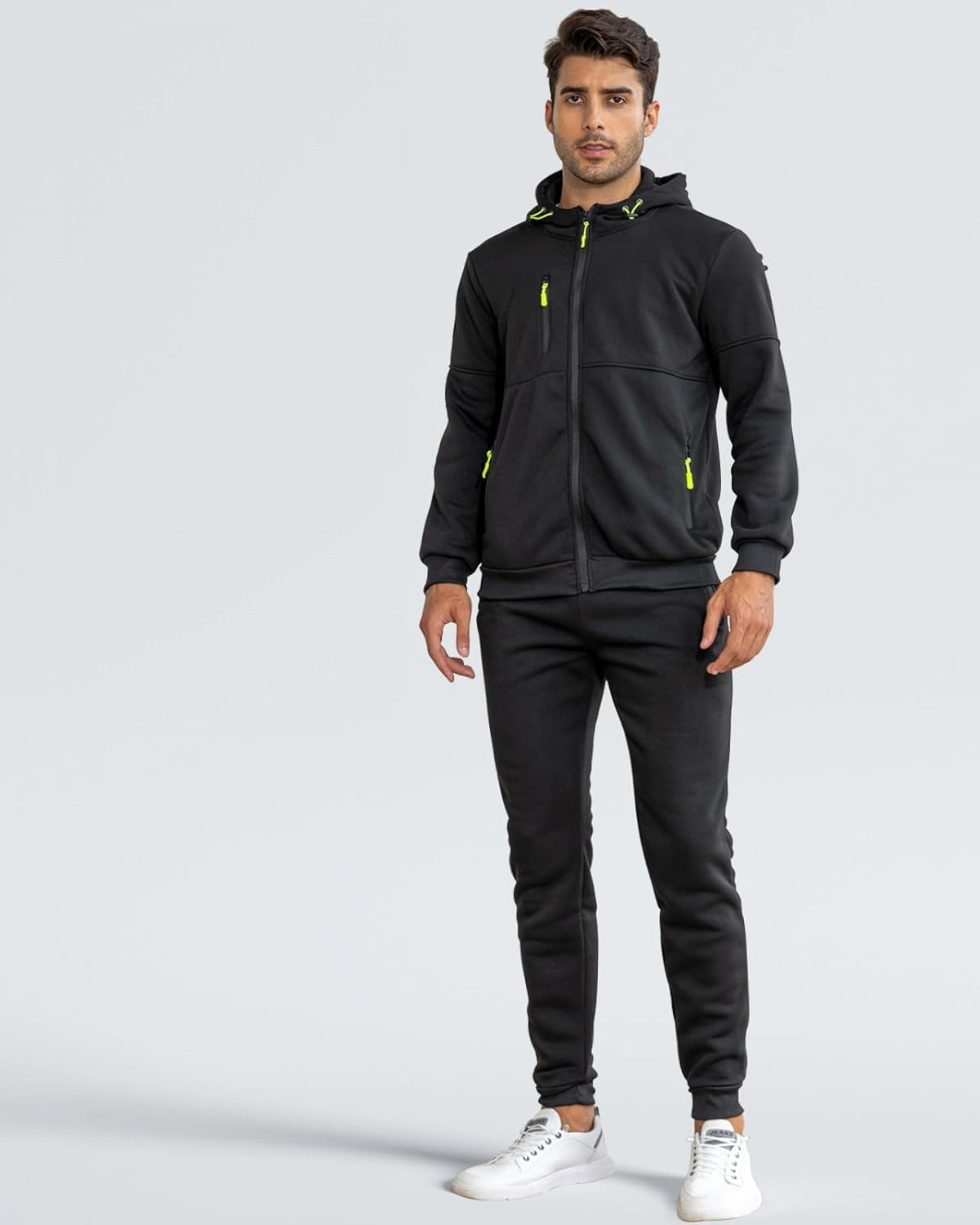 Mann in schwarzer Kapuzenjacke und Jogginghose mit neongrünen Zippern, Vorderansicht | Chaps Herrenmode