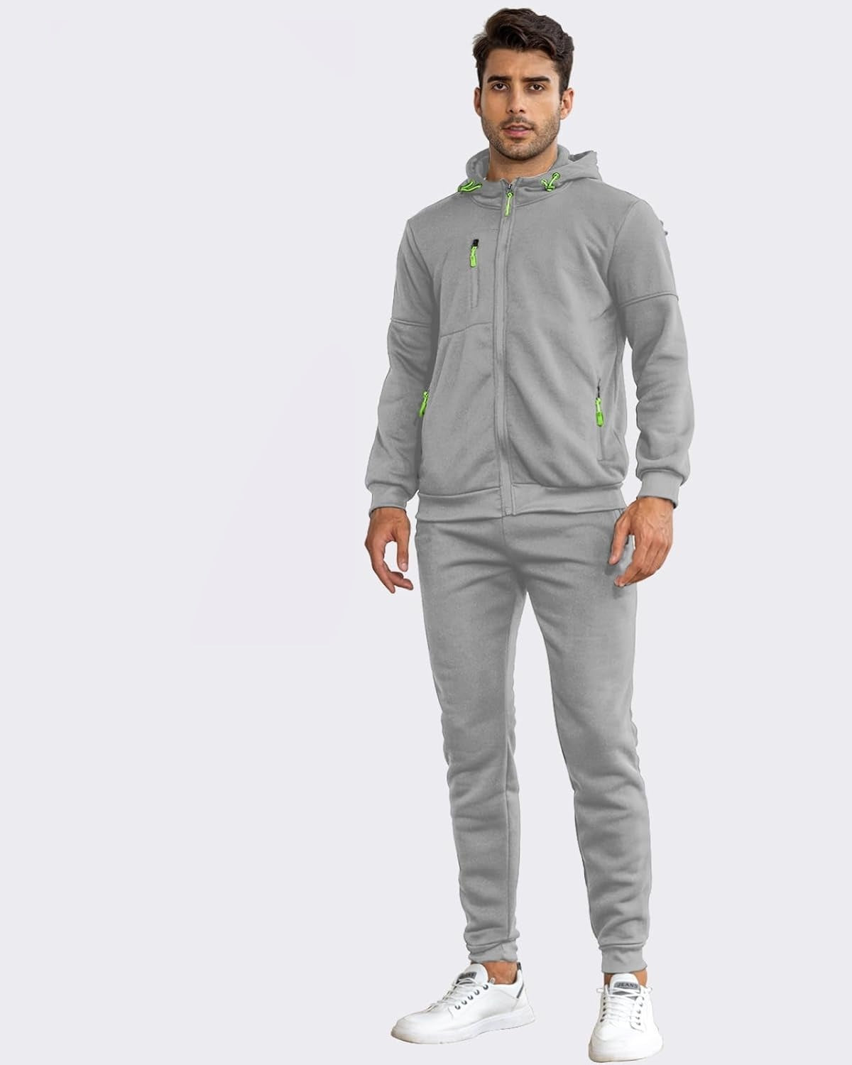 Mann in hellgrauer Kapuzenjacke und Jogginghose, Vorderansicht | Chaps Herrenmode