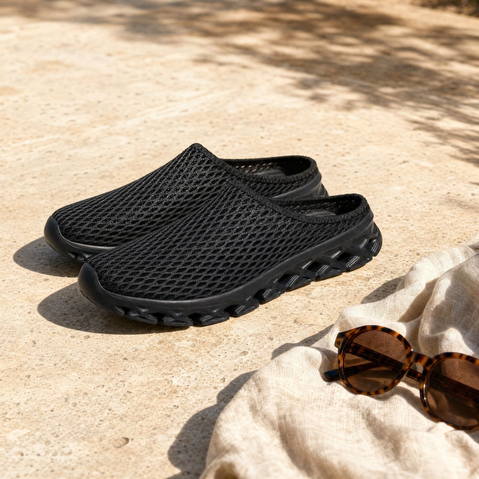 Mesh-Mules für Herren auf Travertin – Sommer Editorial