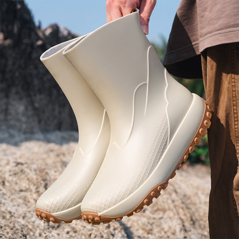 Beige Gummistiefel für Herren mit rutschfester Sohle, in der Hand gehalten