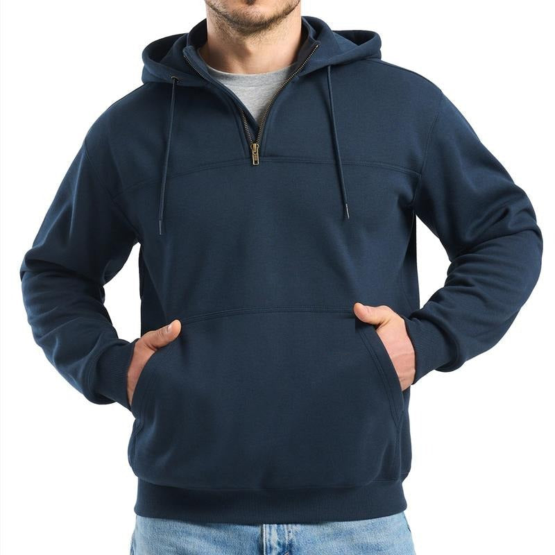 Dunkelblauer Hoodie mit Reißverschluss und Kapuze, getragen von einem Mann | Chaps Herrenmode