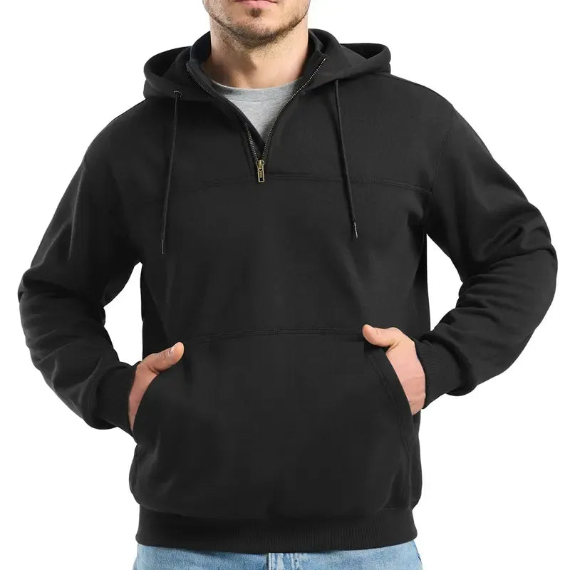 Schwarzer Hoodie mit Kapuze und Reißverschluss, von einer Person getragen | Chaps Herrenmode