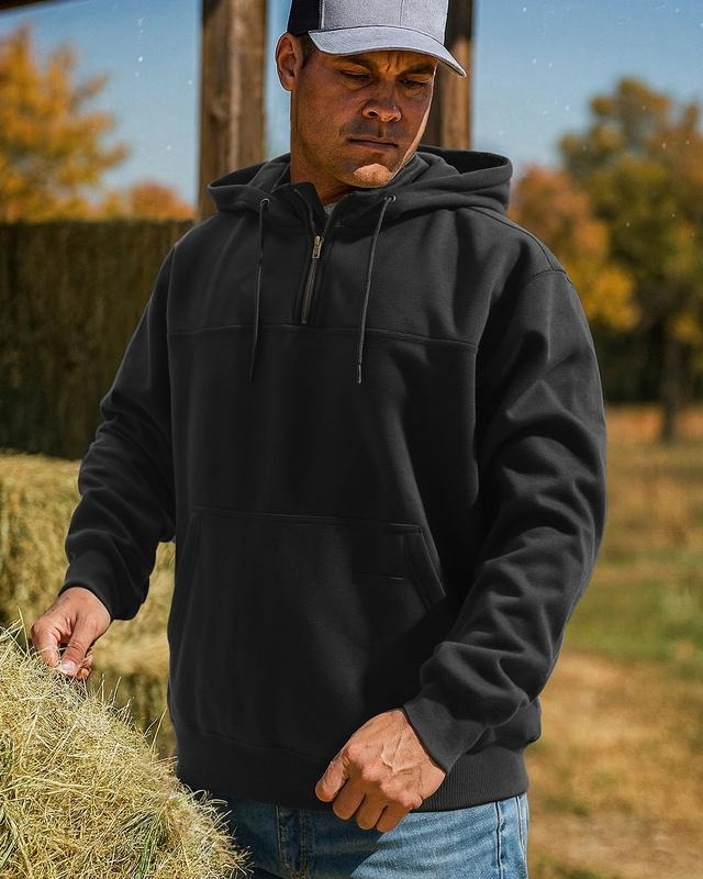 Schwarzer Hoodie mit Reißverschluss, von Mann getragen, im Freien fotografiert | Chaps Herrenmode