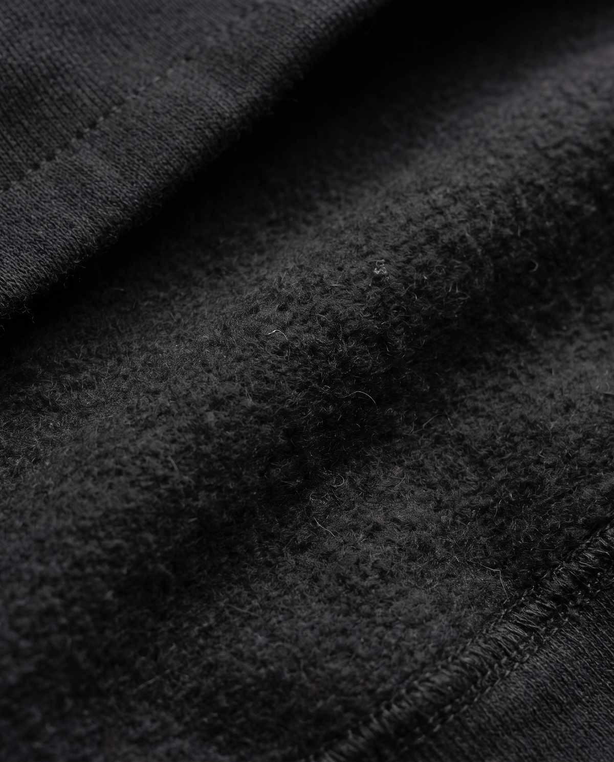 Schwarzer Hoodie in Nahaufnahme, Stoffstruktur und Naht sichtbar | Chaps Herrenmode