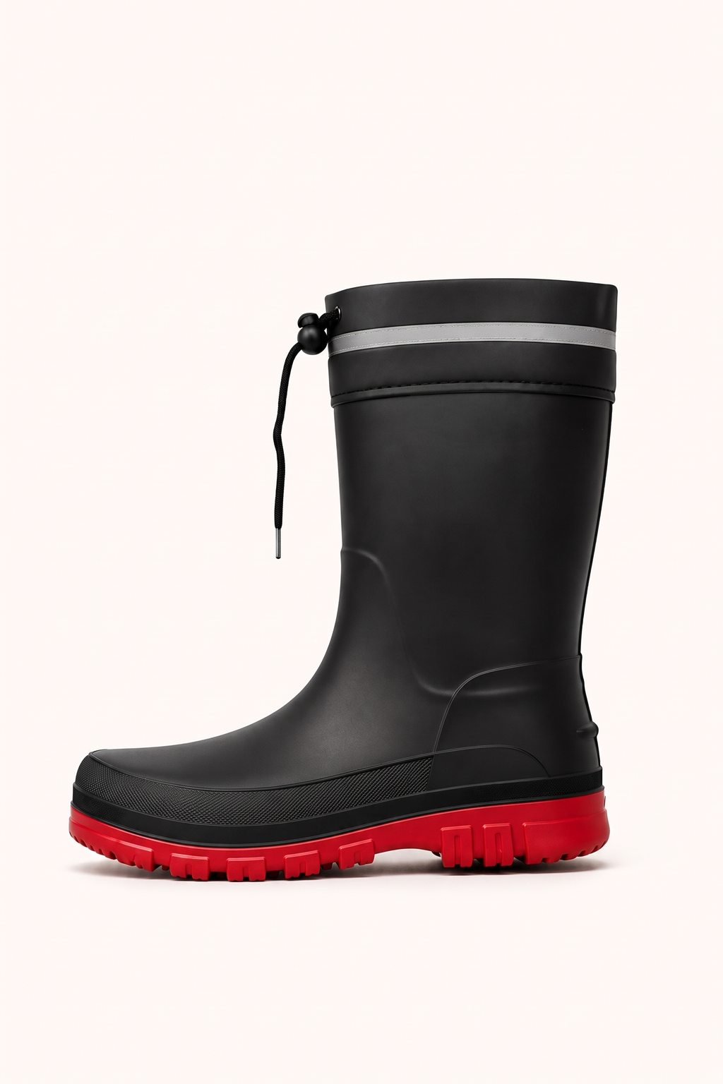 Schwarzer Gummistiefel mit roter Sohle und reflektierendem Streifen, freigestellt | Chaps Herrenmode