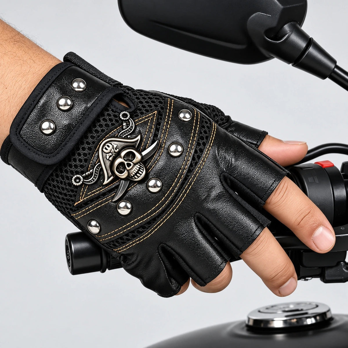 Fingerlose Biker Handschuhe | Totenkopf Emblem | Nieten | Kunstleder-Chaps Herrenmode