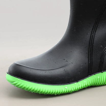 Schwarzer Gummistiefel mit grüner Sohle, Nahaufnahme der Zehenpartie, mit Wassertropfen | Chaps Herrenmode