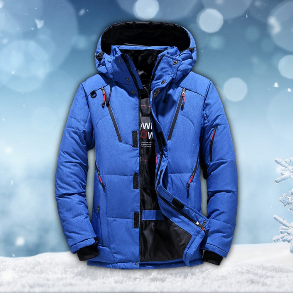 Blaue Steppjacke mit Kapuze, freigestellt gezeigt, winterlicher Hintergrund mit Schnee | Chaps Herrenmode