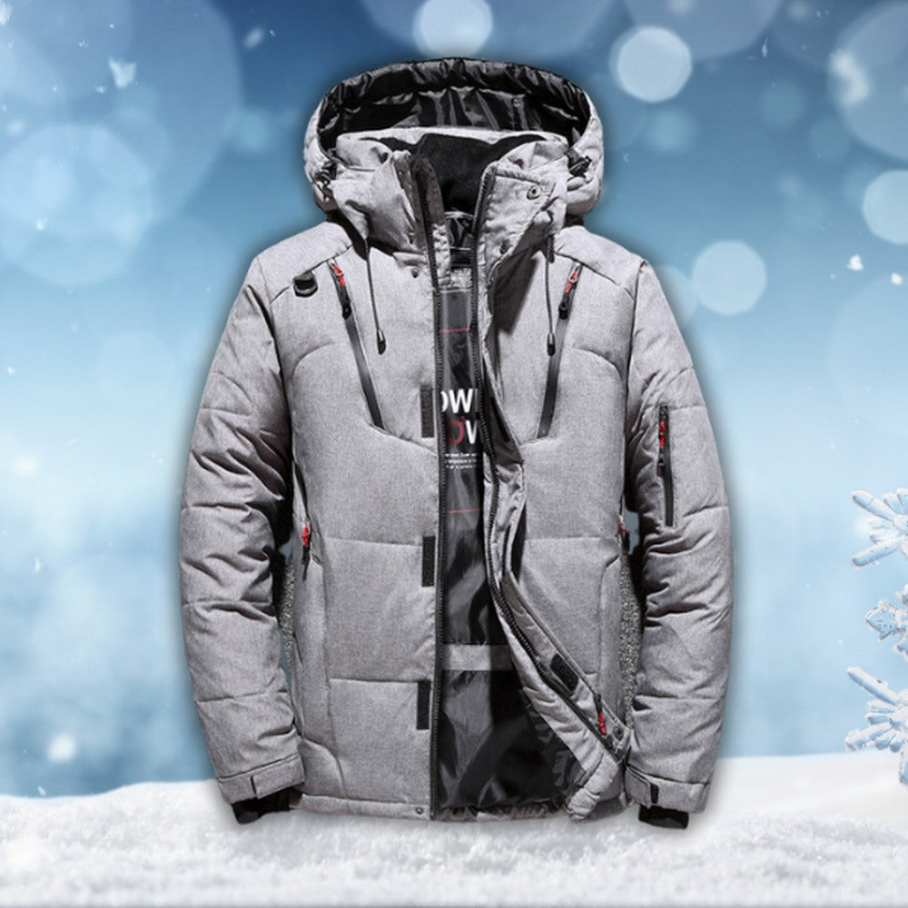 Graue Steppjacke mit Kapuze und Reißverschluss, auf Model, Schnee im Hintergrund | Chaps Herrenmode