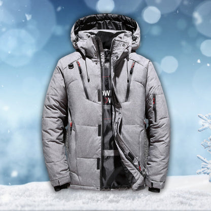 Graue Steppjacke mit Kapuze und Reißverschluss, auf Model, Schnee im Hintergrund | Chaps Herrenmode
