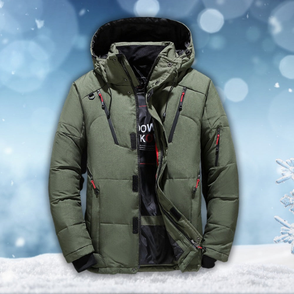 Olivgrüne Steppjacke mit Kapuze, freigestellt vor winterlichem Hintergrund mit Schnee | Chaps Herrenmode