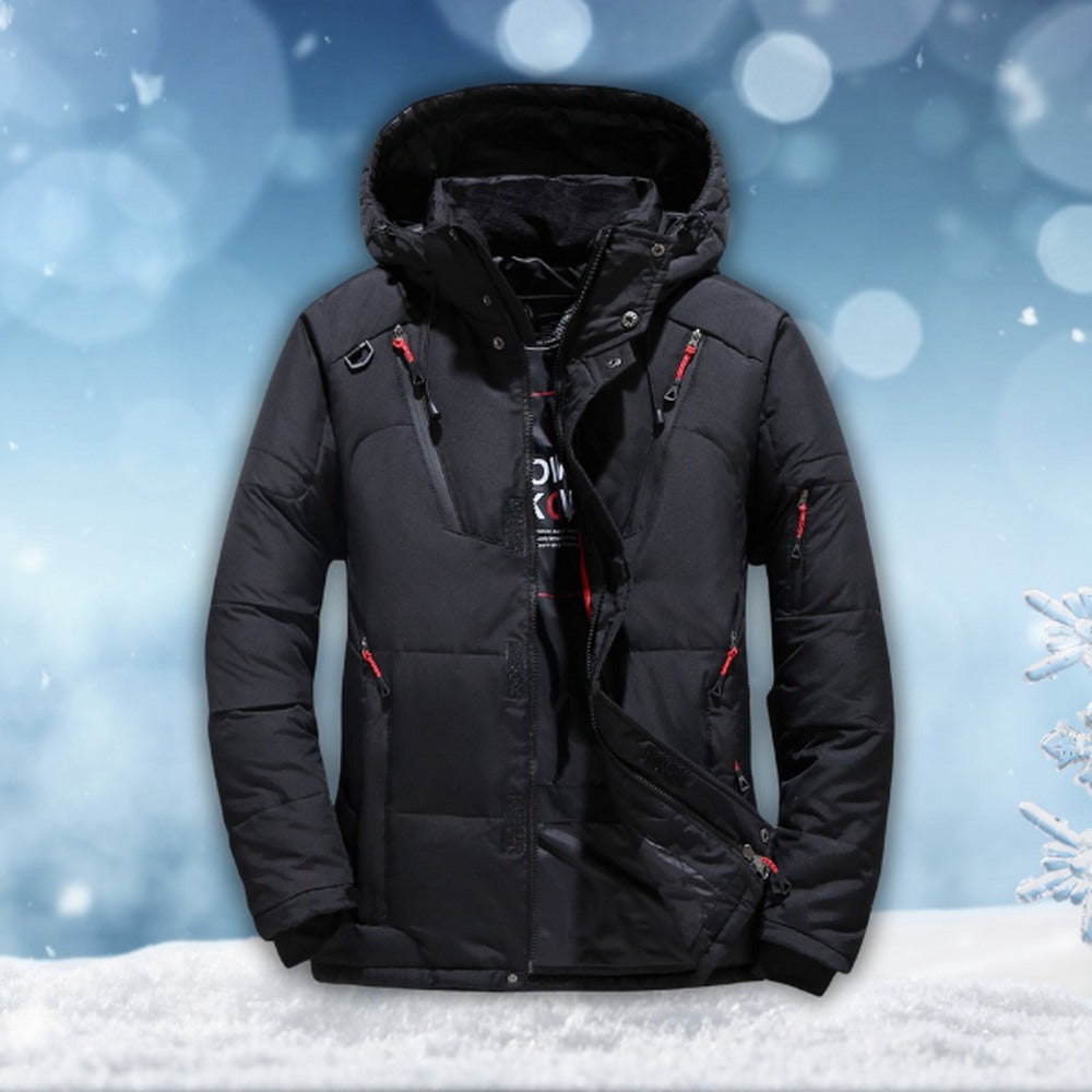 Schwarze Steppjacke mit Kapuze, freigestellt, auf Schneehintergrund mit Lichterglanz | Chaps Herrenmode