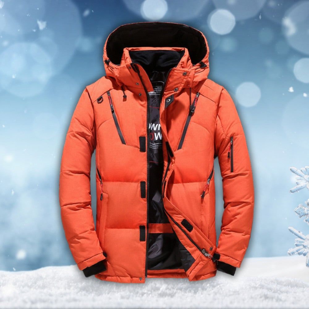 Orange Steppjacke mit Kapuze, freigestellt vor winterlichem Schnee-Hintergrund gezeigt | Chaps Herrenmode