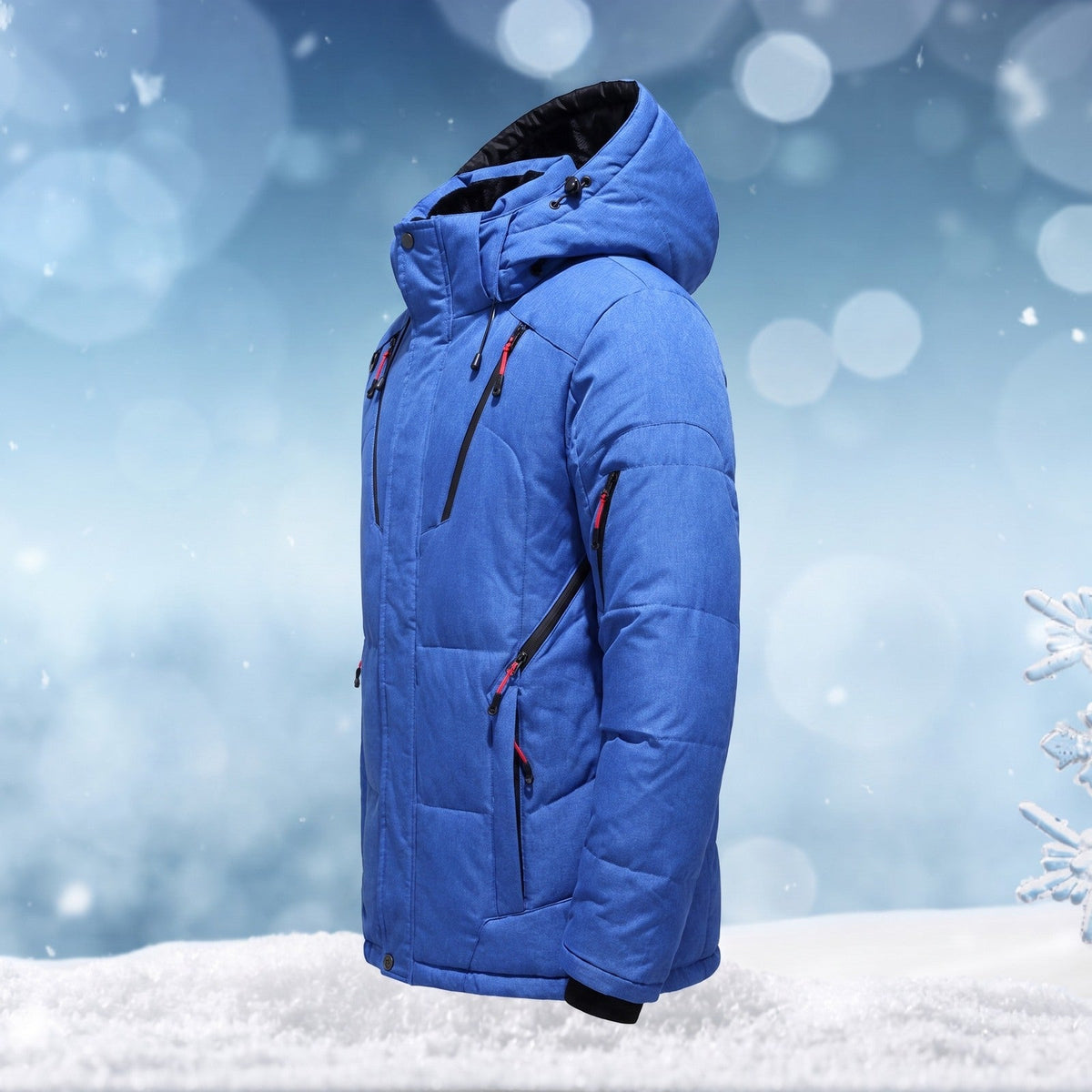 Blaue Steppjacke mit Kapuze, auf Schaufensterpuppe im Schnee präsentiert | Chaps Herrenmode