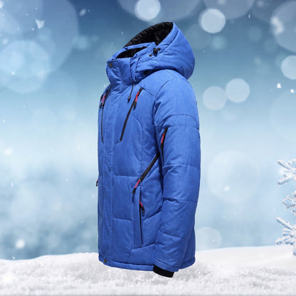Blaue Steppjacke mit Kapuze, auf Schaufensterpuppe im Schnee präsentiert | Chaps Herrenmode