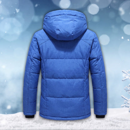 Blaue Steppjacke mit Kapuze, Rückenansicht, getragen vor winterlichem Hintergrund | Chaps Herrenmode