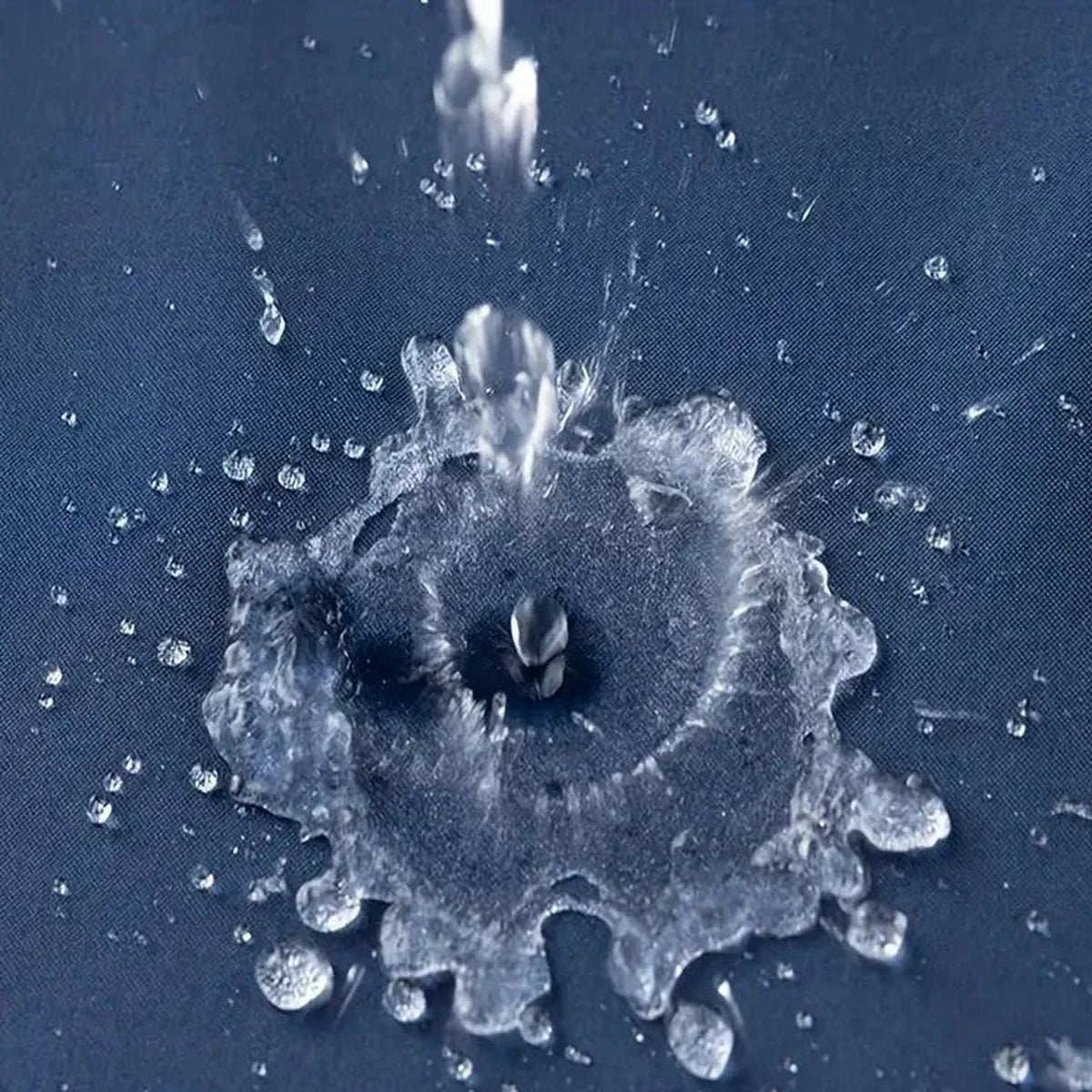 Wassertropfen perlen am wasserdichten Stoff ab