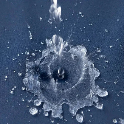Wassertropfen perlen am wasserdichten Stoff ab