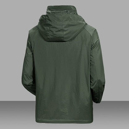Grüne Regenjacke, Rückseite mit Kapuze