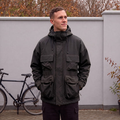 Model trägt die schwarze Utility-Regenjacke