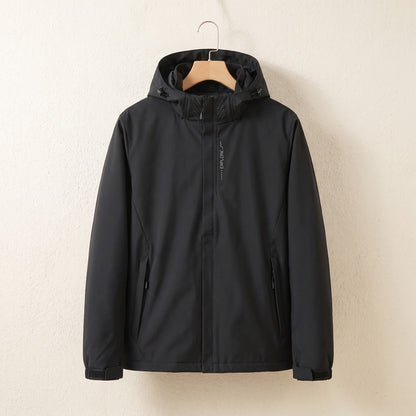 Schwarze wasserdichte Jacke mit Kapuze auf dem Bügel