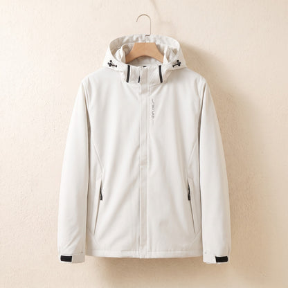 Weiße wasserdichte Jacke mit Kapuze auf dem Bügel