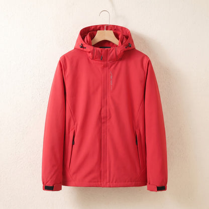 Rote wasserdichte Jacke mit Kapuze auf dem Bügel