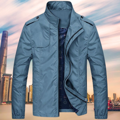 Hellblauer Windbreaker mit Stehkragen