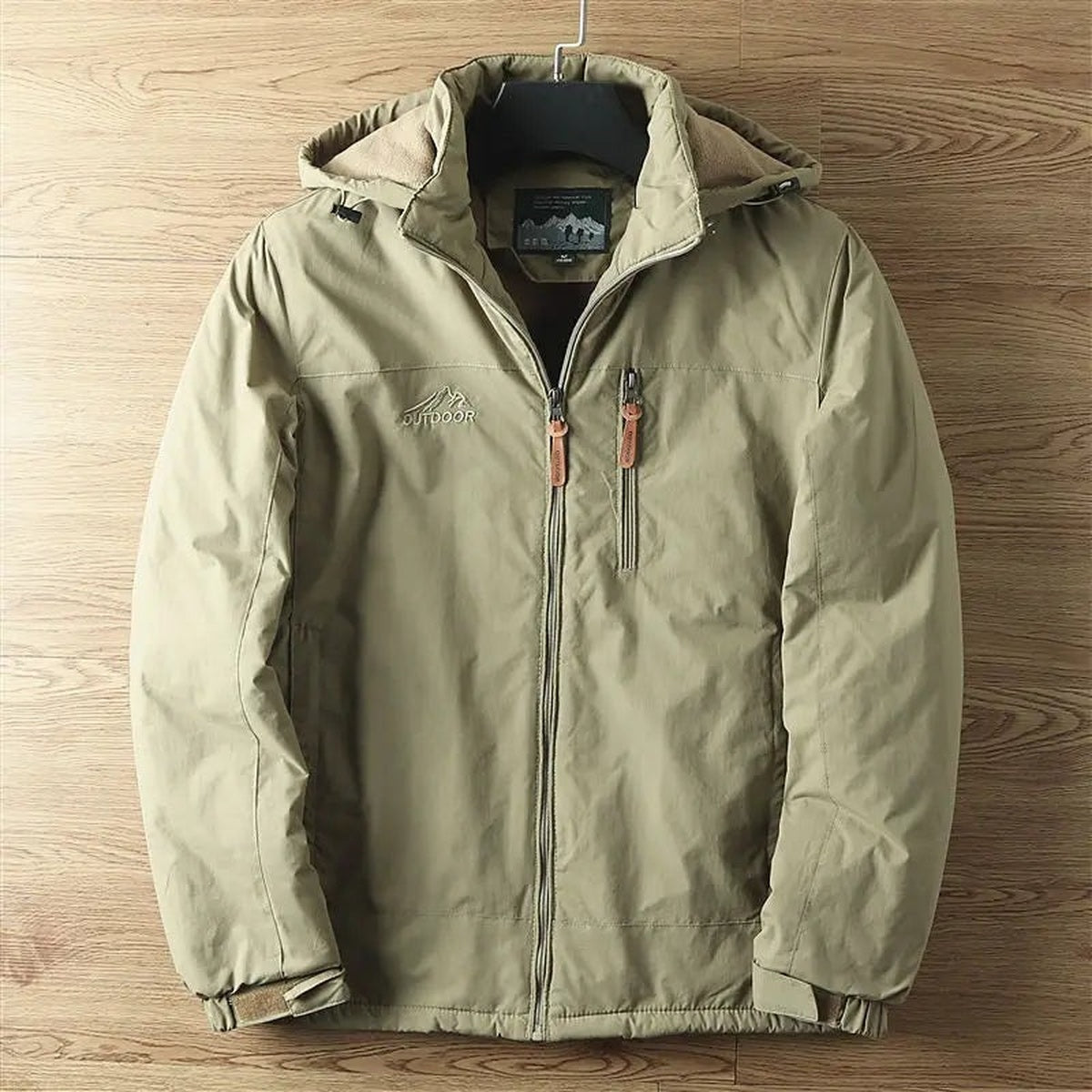 Khaki Winterjacke für Herren mit Fleecefutter und Kapuze, Vorderseite
