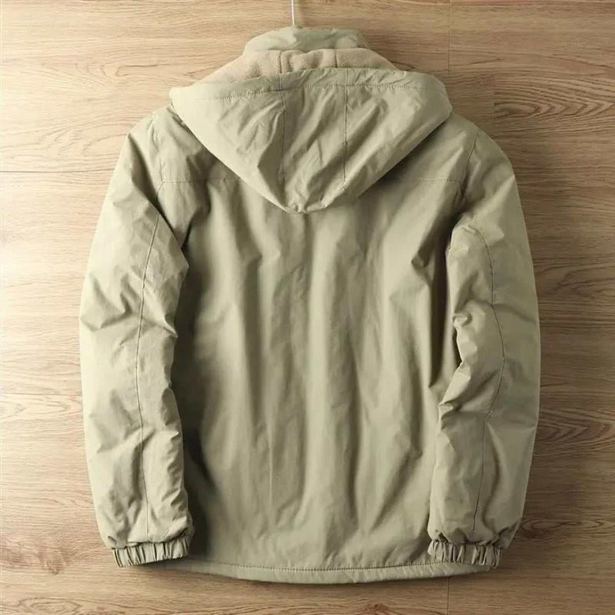 Khaki Winterjacke mit Kapuze, Rückseite