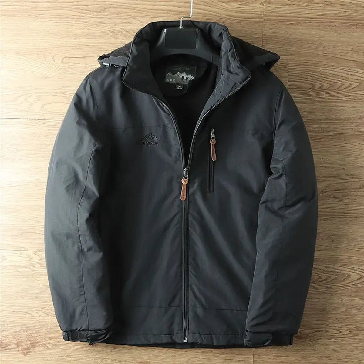 Schwarze Winterjacke mit Fleecefutter und Kapuze