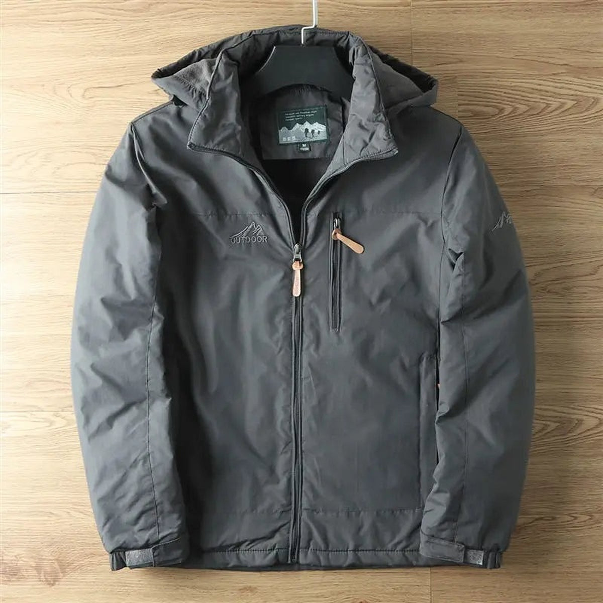 Graue Winterjacke mit Fleecefutter und Kapuze