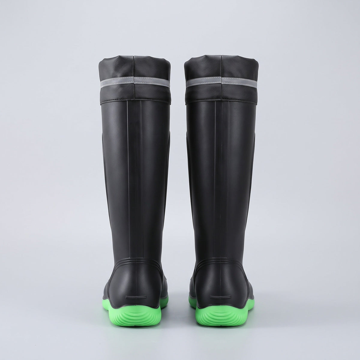 Schwarze kniehohe Gummistiefel mit grüner Sohle, Rückansicht freigestellt | Chaps Herrenmode