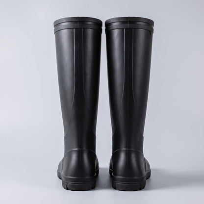 Schwarze kniehohe Gummistiefel mit Profilsohle, freistehend ohne Träger fotografiert | Chaps Herrenmode