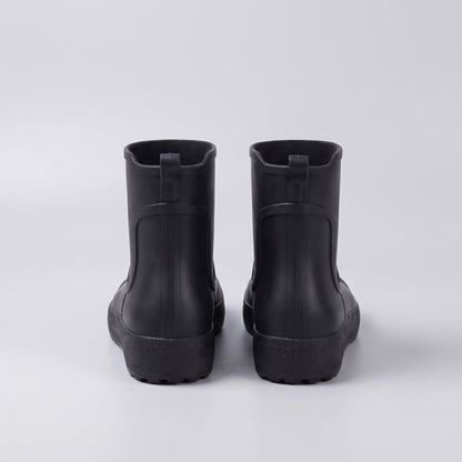 Schwarze Gummistiefel Paar von hinten fotografiert, freigestellt auf hellgrauem Hintergrund | Chaps Herrenmode