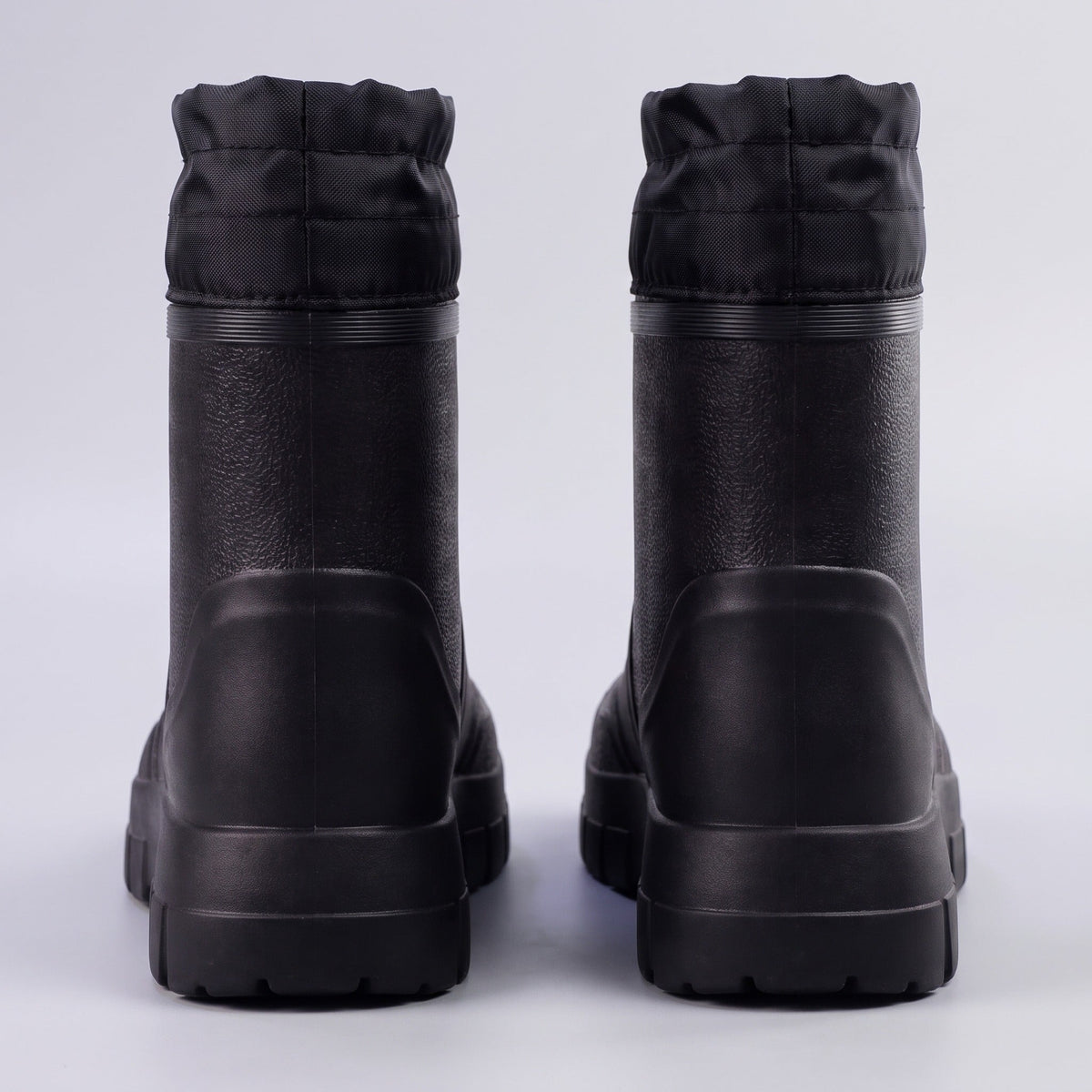Schwarze Regenstiefel mit Kordelzug, Rückansicht, paarweise fotografiert, Produktaufnahme ohne Person | Chaps Herrenmode