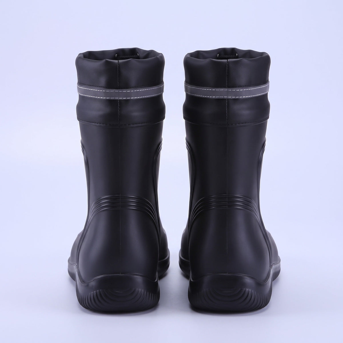 Schwarze Gummistiefel mit reflektierendem Streifen, Rückansicht, freigestellt ohne Person | Chaps Herrenmode