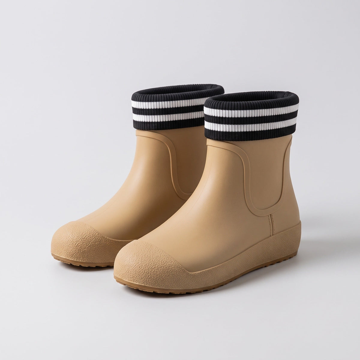 Beige Gummistiefel mit gestreiftem Strickbund, freigestellt ohne Person | Chaps Herrenmode