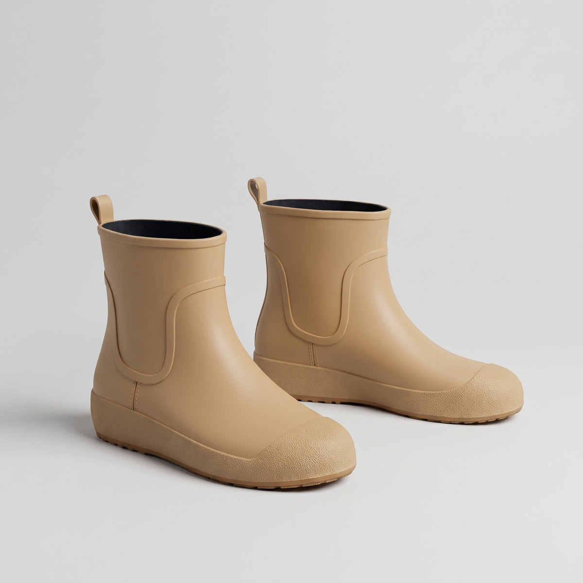 Beige kurze Gummistiefel freistehend, Paar in Dreiviertelansicht fotografiert | Chaps Herrenmode
